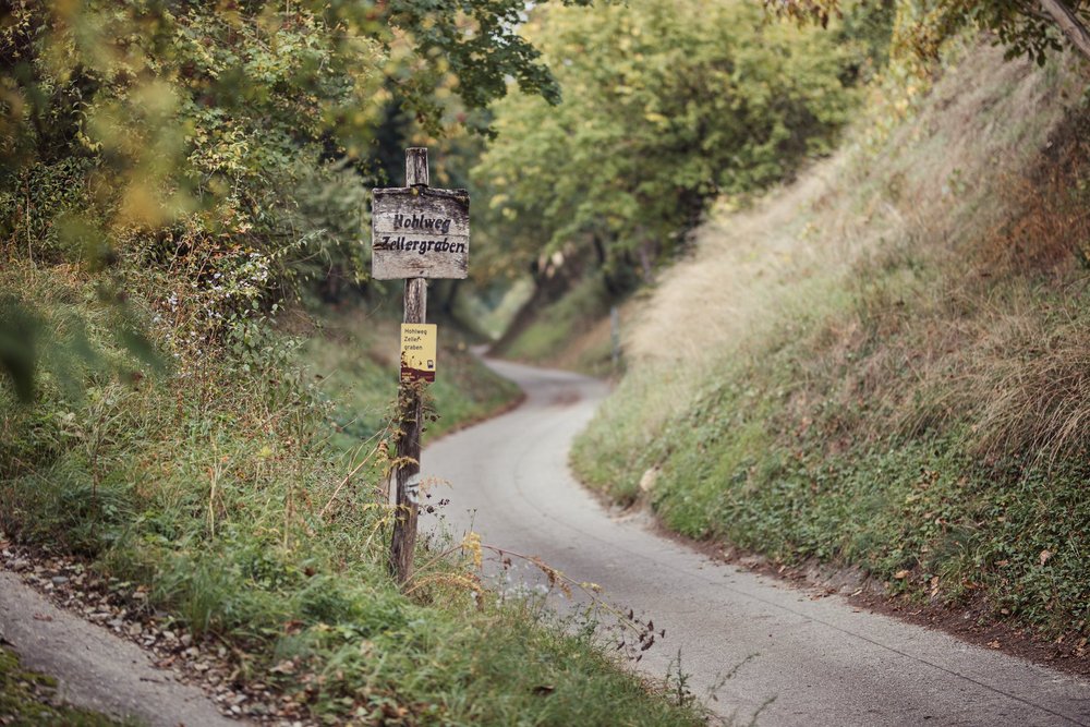 Schild am Weg